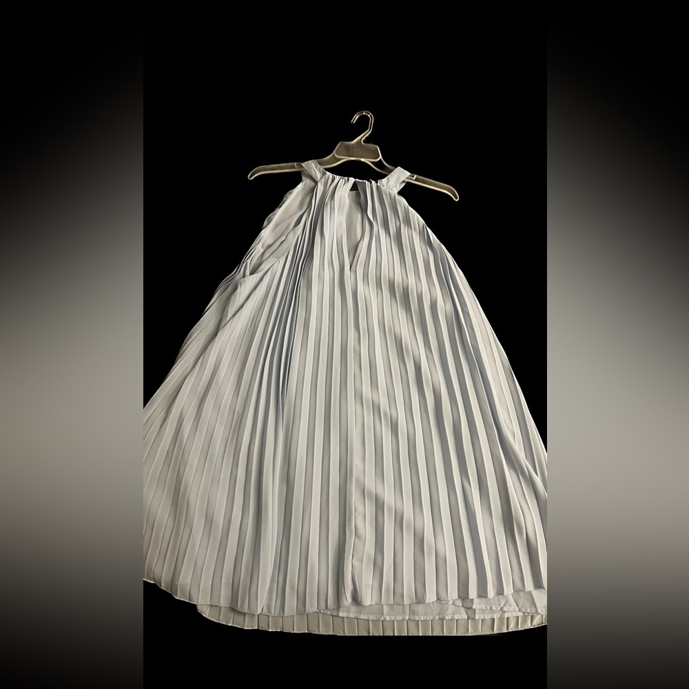 (Sky blue)Short, sleeveless, pleated dress in airy